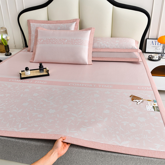 91家纺网 家纺一手货源 找家纺 小牛席业 2026新款加厚款碳光凉感印花冰丝席凉席席子 琉璃叶语-粉色