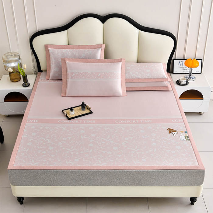 91家纺网 家纺一手货源 找家纺 小牛席业 2026新款加厚款碳光凉感印花冰丝席凉席席子 琉璃叶语-粉色