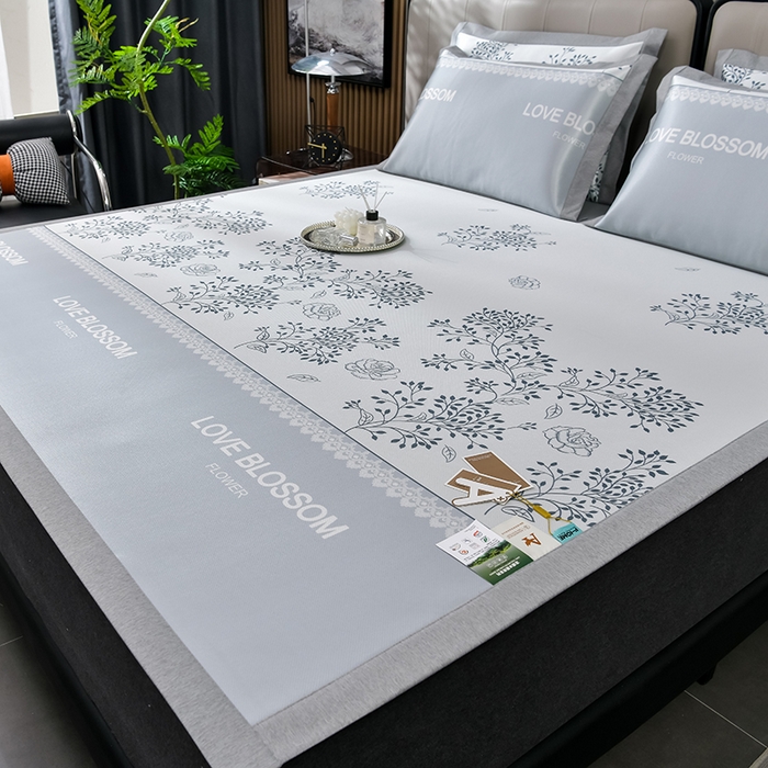 91家纺网 家纺一手货源 找家纺 小牛席业 2026新款加厚款碳光凉感印花冰丝席凉席席子 清新叶语-灰