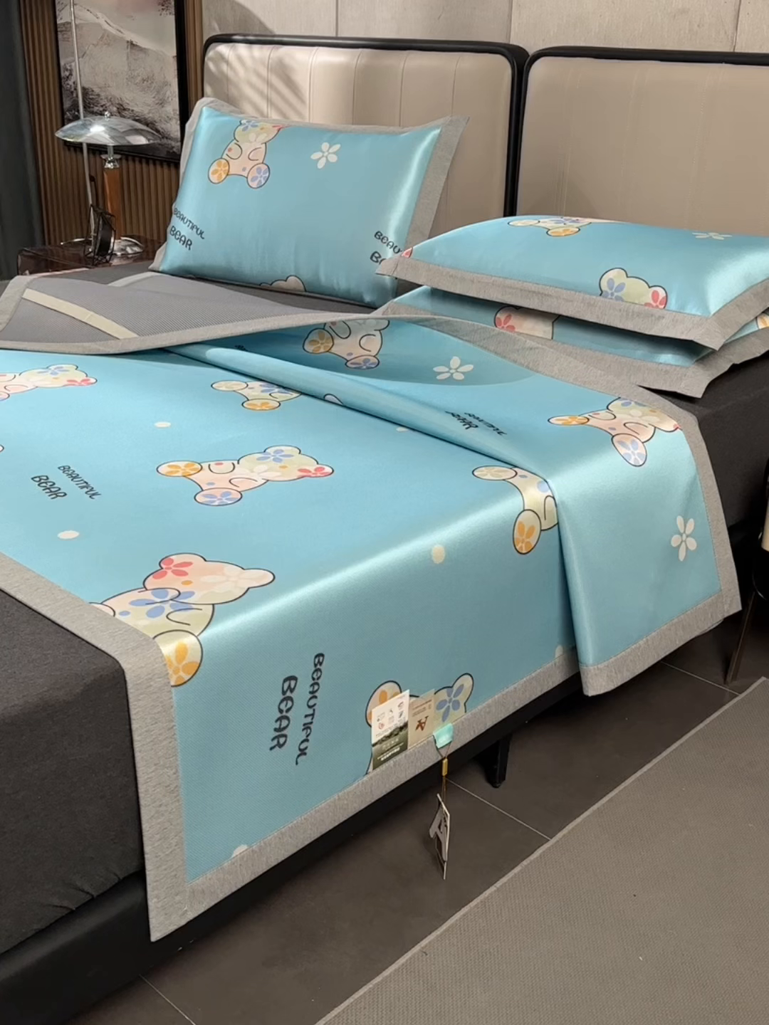 91家纺网 家纺一手货源 找家纺 小牛席业 2026新款加厚款碳光凉感印花冰丝席凉席席子 花纹小熊