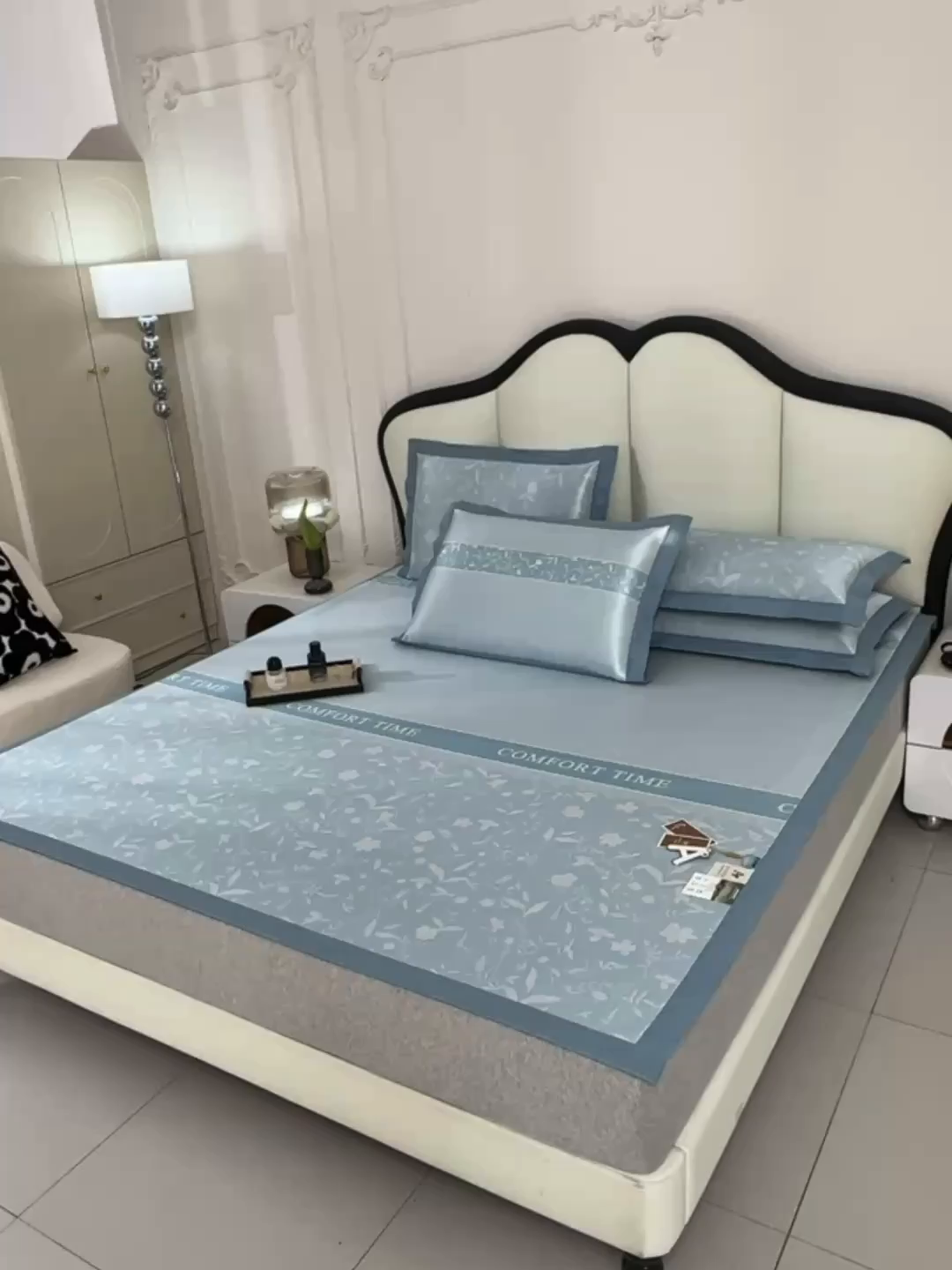 91家纺网 家纺一手货源 找家纺 小牛席业 2026新款加厚款碳光凉感印花冰丝席凉席席子 琉璃叶语-蓝色