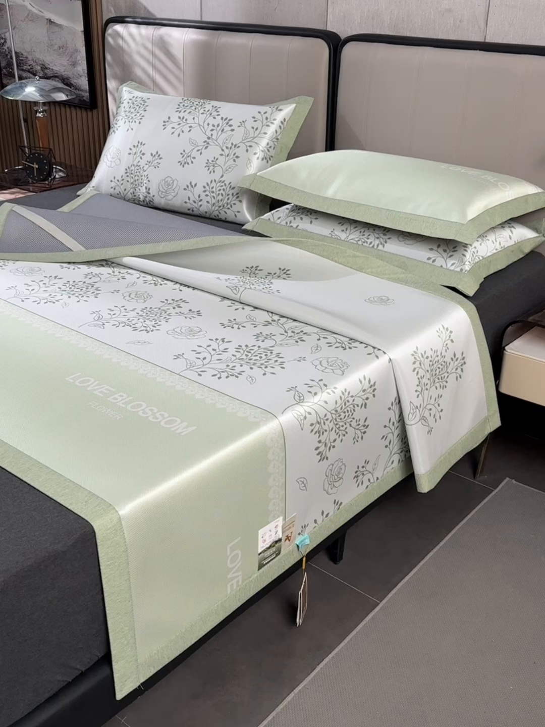 91家纺网 家纺一手货源 找家纺 小牛席业 2026新款加厚款碳光凉感印花冰丝席凉席席子 清新叶语-绿