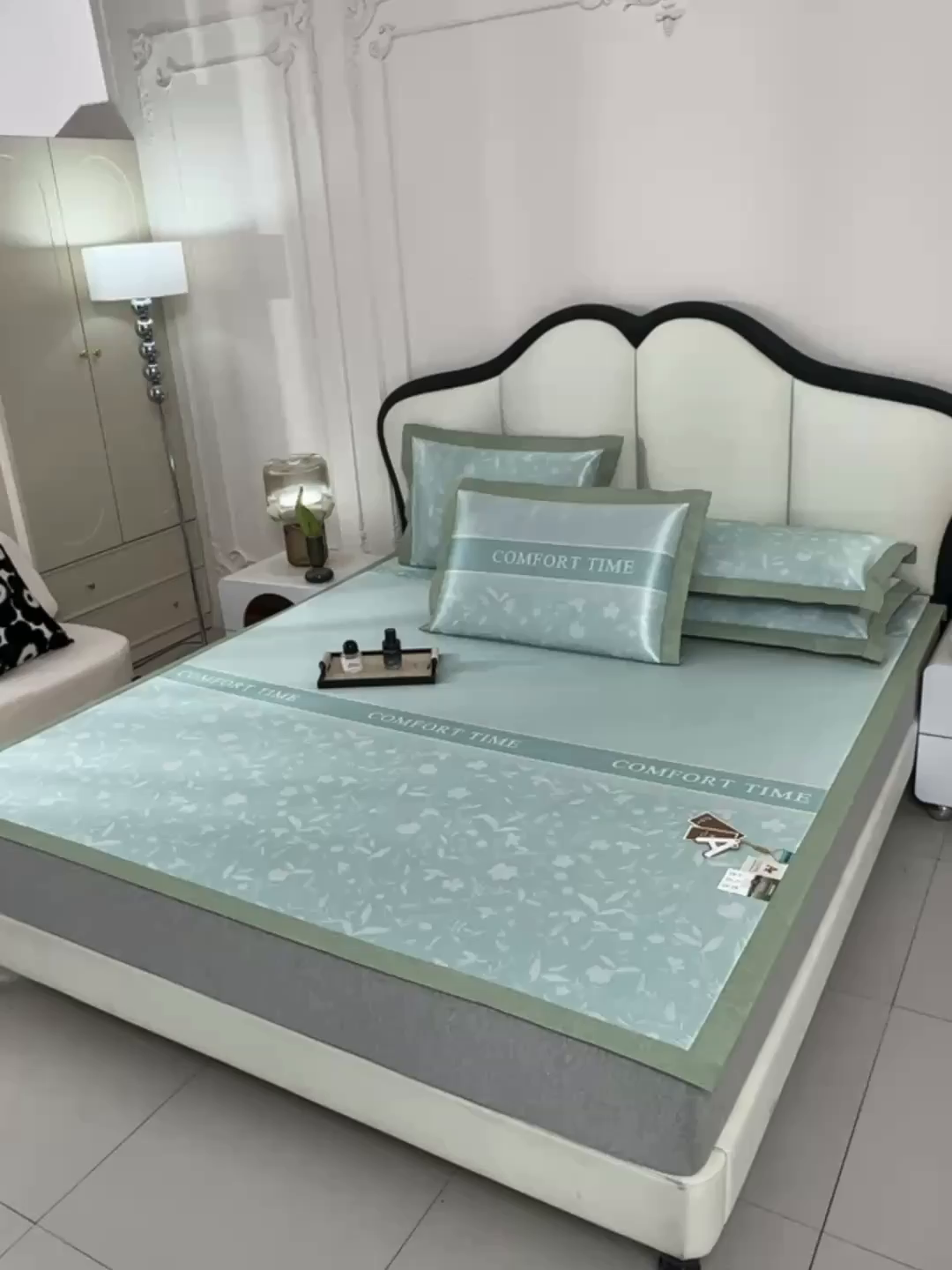 91家纺网 家纺一手货源 找家纺 小牛席业 2026新款加厚款碳光凉感印花冰丝席凉席席子 琉璃叶语-绿色