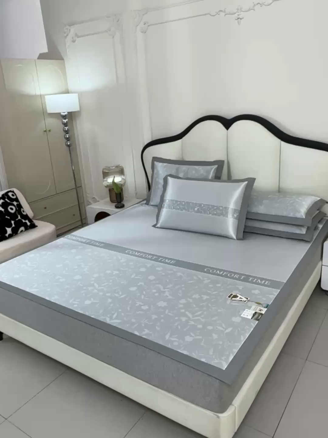 91家纺网 家纺一手货源 找家纺 小牛席业 2026新款加厚款碳光凉感印花冰丝席凉席席子 琉璃叶语-灰色