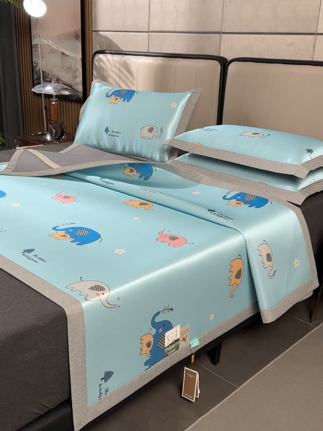 91家纺网 家纺一手货源 找家纺 小牛席业 2026新款加厚款碳光凉感印花冰丝席凉席席子 可爱小象