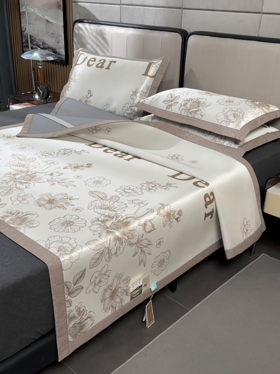 91家纺网 家纺一手货源 找家纺 小牛席业 2026新款加厚款碳光凉感印花冰丝席凉席席子 轻奢赫本