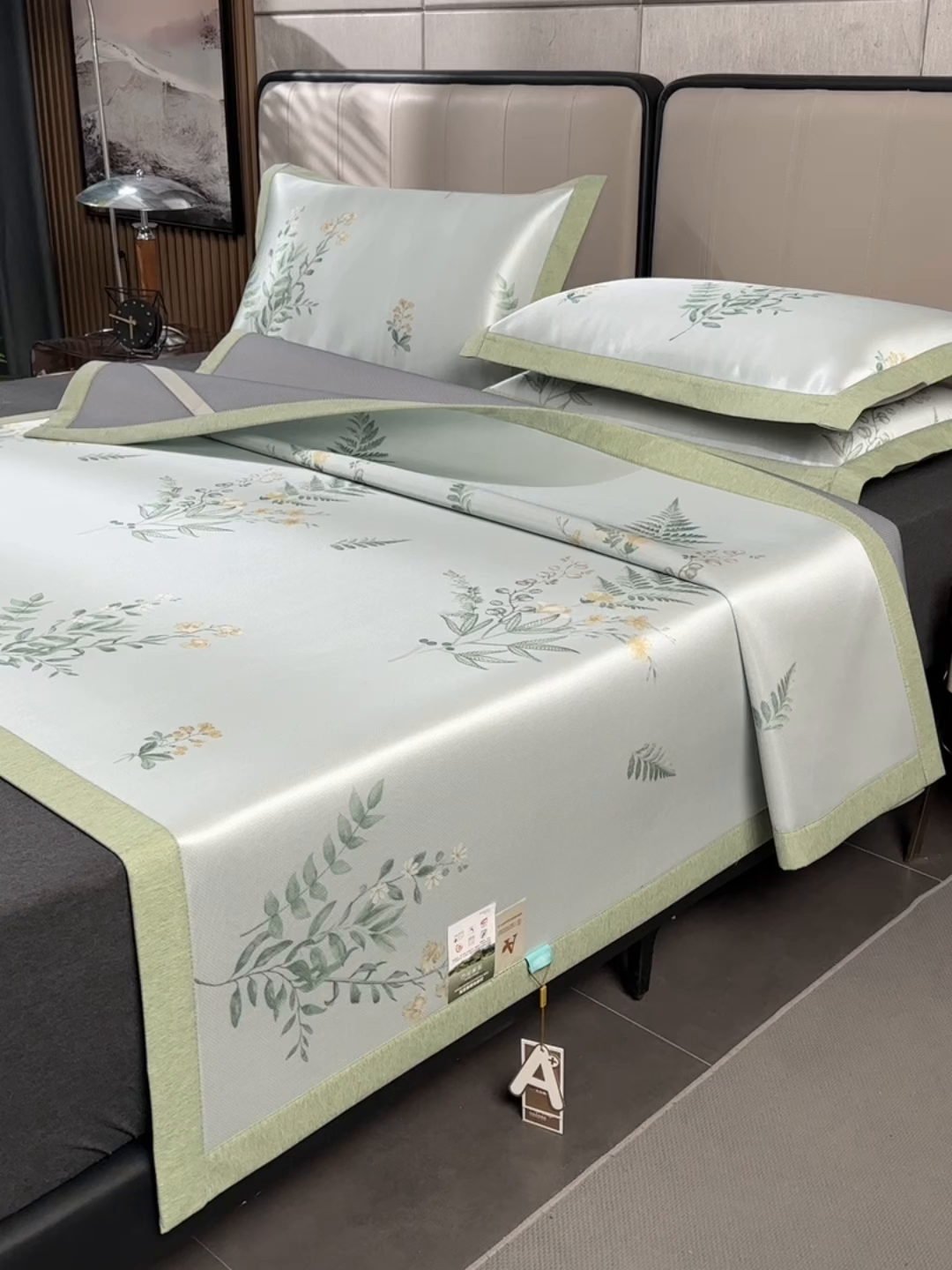 91家纺网 家纺一手货源 找家纺 小牛席业 2026新款加厚款碳光凉感印花冰丝席凉席席子 仙仙草