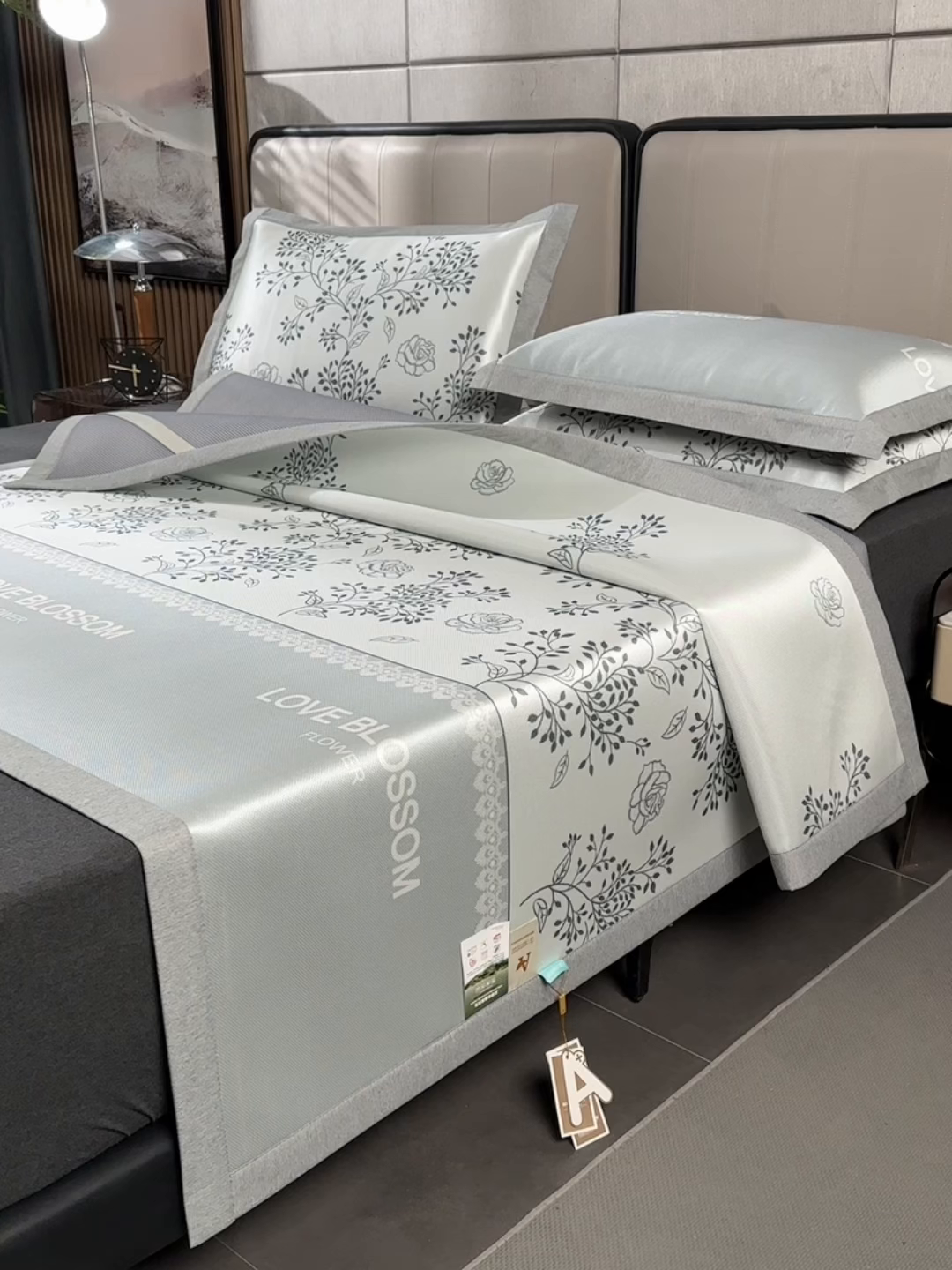 91家纺网 家纺一手货源 找家纺 小牛席业 2026新款加厚款碳光凉感印花冰丝席凉席席子 清新叶语-灰