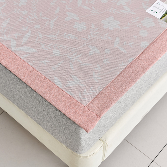 91家纺网 家纺一手货源 找家纺 小牛席业 2026新款加厚款碳光凉感印花冰丝席凉席席子 琉璃叶语-粉色