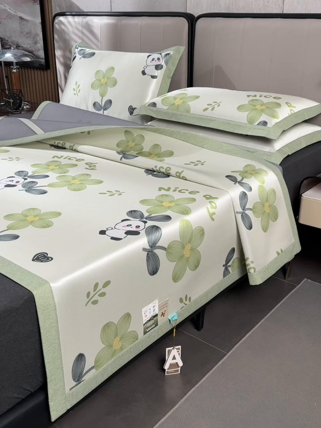 91家纺网 家纺一手货源 找家纺 小牛席业 2026新款加厚款碳光凉感印花冰丝席凉席席子 熊猫胖哒