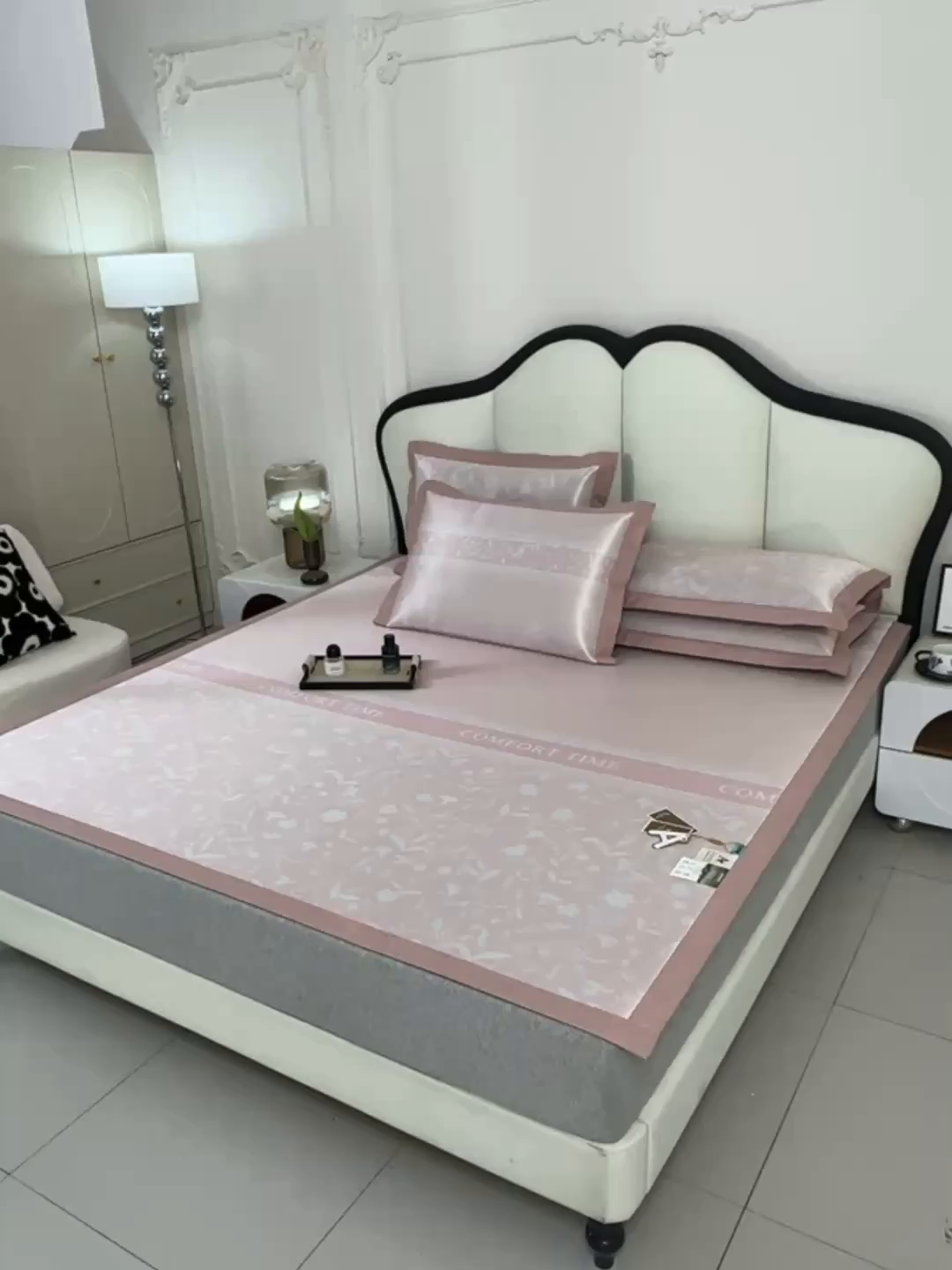 91家纺网 家纺一手货源 找家纺 小牛席业 2026新款加厚款碳光凉感印花冰丝席凉席席子 琉璃叶语-粉色