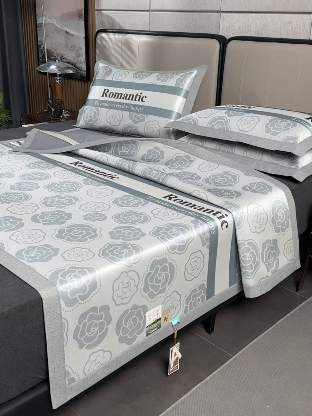 91家纺网 家纺一手货源 找家纺 小牛席业 2026新款加厚款碳光凉感印花冰丝席凉席席子 烂漫山茶花