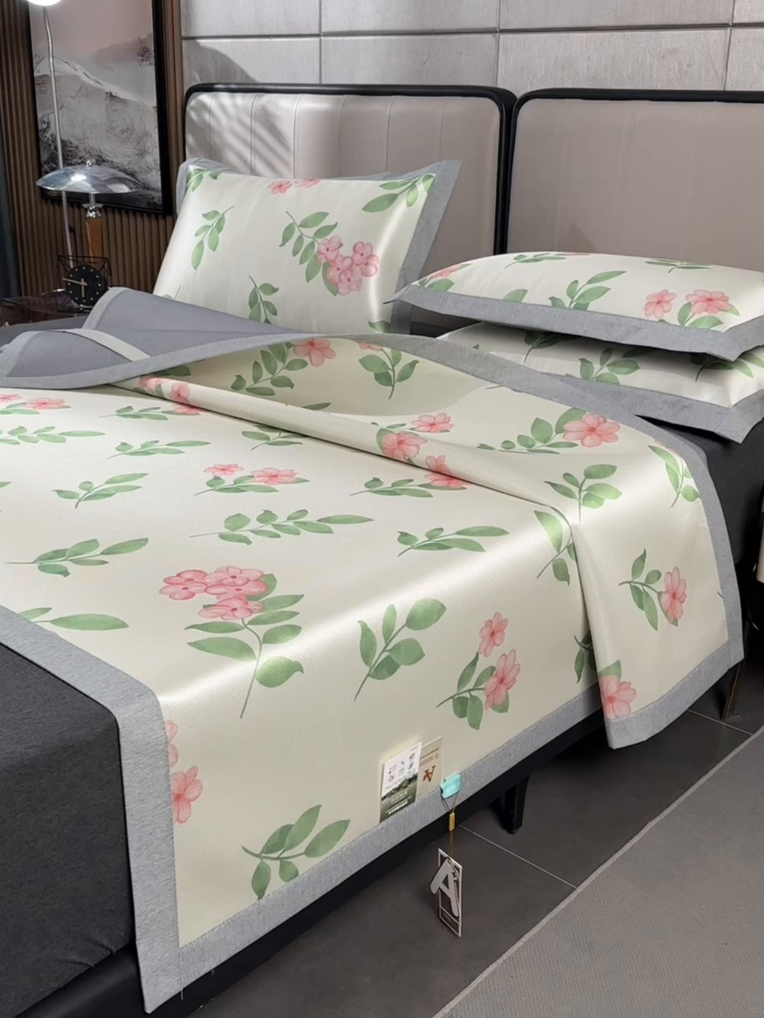 91家纺网 家纺一手货源 找家纺 小牛席业 2026新款加厚款碳光凉感印花冰丝席凉席席子 花间集