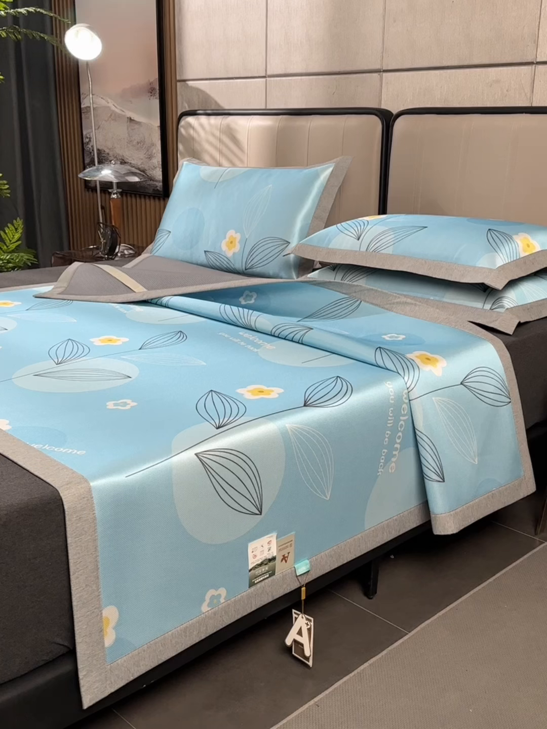 91家纺网 家纺一手货源 找家纺 小牛席业 2026新款加厚款碳光凉感印花冰丝席凉席席子 清凉夏日