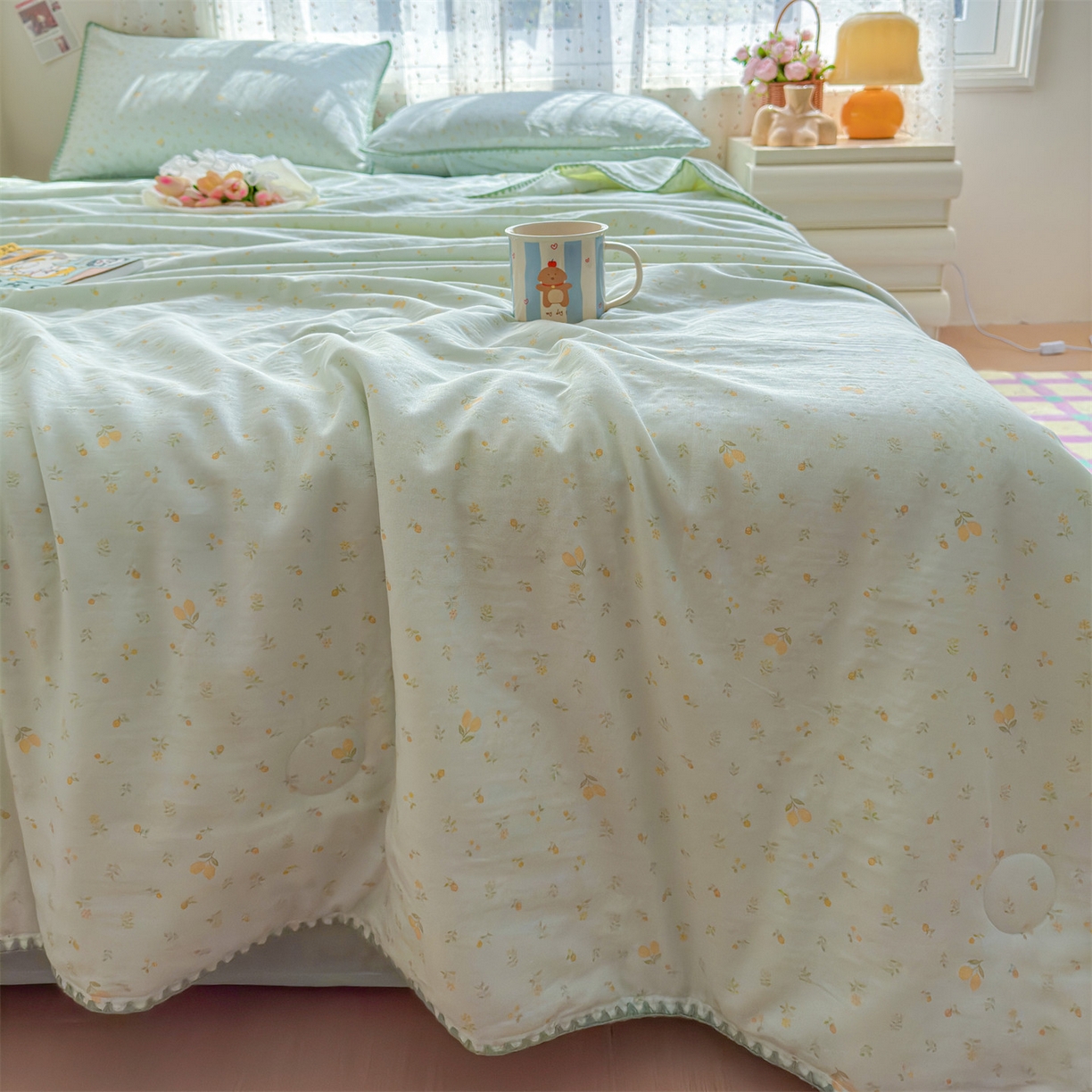 91家纺网 家纺一手货源 找家纺 被窝家纺 2026春夏新款贝壳边全棉双层纱大豆夏凉被空调被夏被四件套 柠檬花