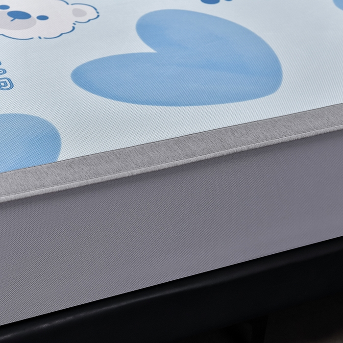 91家纺网 家纺一手货源 找家纺 小牛席业 2026新款加厚款碳光凉感印花冰丝席凉席席子(床笠款） 贝贝熊