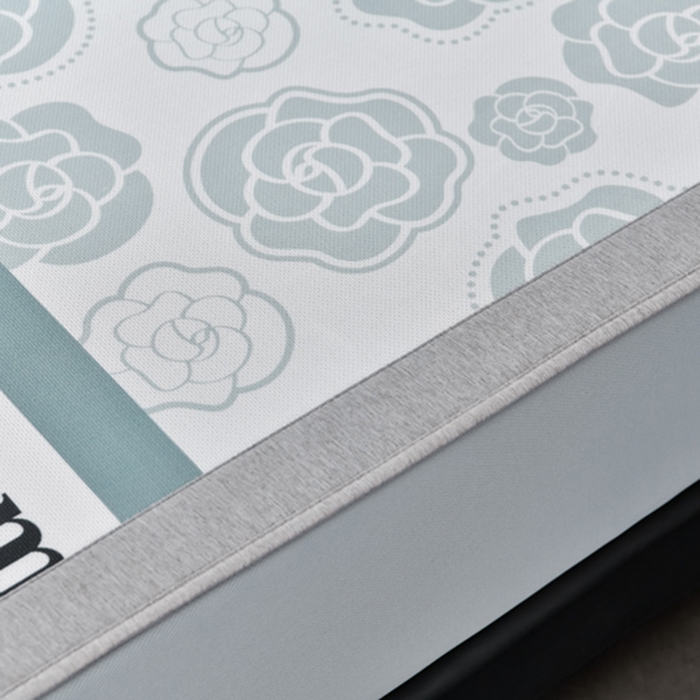 91家纺网 家纺一手货源 找家纺 小牛席业 2026新款加厚款碳光凉感印花冰丝席凉席席子(床笠款） 浪漫山茶花