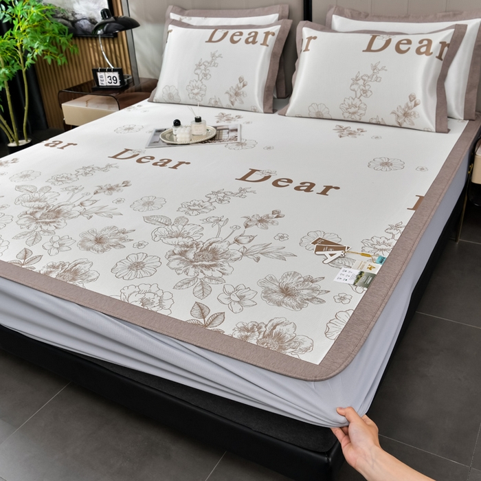 91家纺网 家纺一手货源 找家纺 小牛席业 2026新款加厚款碳光凉感印花冰丝席凉席席子(床笠款） 轻奢赫本