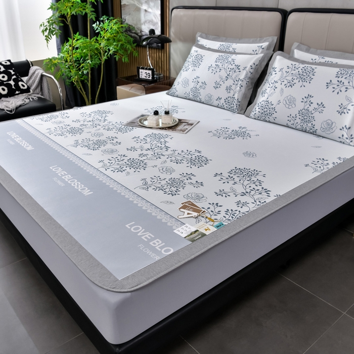 91家纺网 家纺一手货源 找家纺 小牛席业 2026新款加厚款碳光凉感印花冰丝席凉席席子(床笠款） 清新叶语-灰