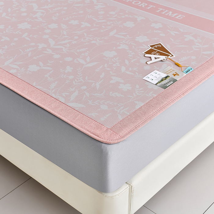 91家纺网 家纺一手货源 找家纺 小牛席业 2026新款加厚款碳光凉感印花冰丝席凉席席子(床笠款） 琉璃叶语-粉色