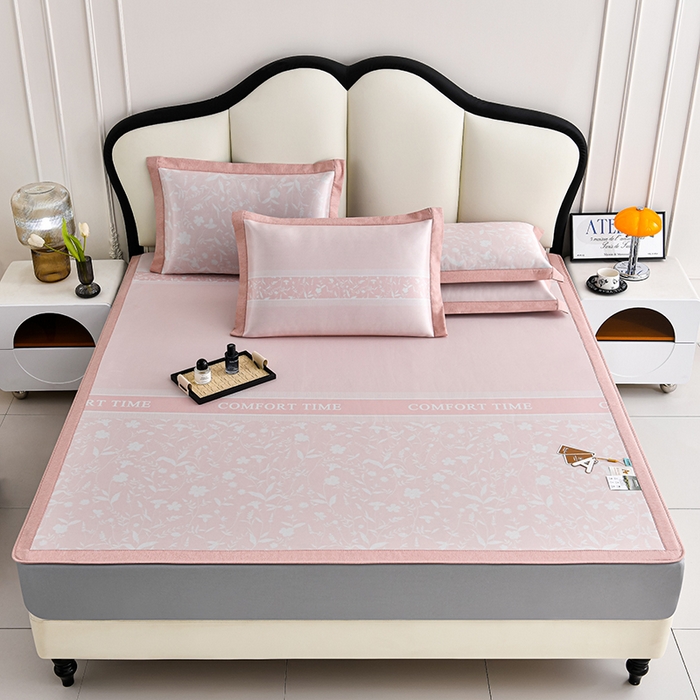 91家纺网 家纺一手货源 找家纺 小牛席业 2026新款加厚款碳光凉感印花冰丝席凉席席子(床笠款） 琉璃叶语-粉色