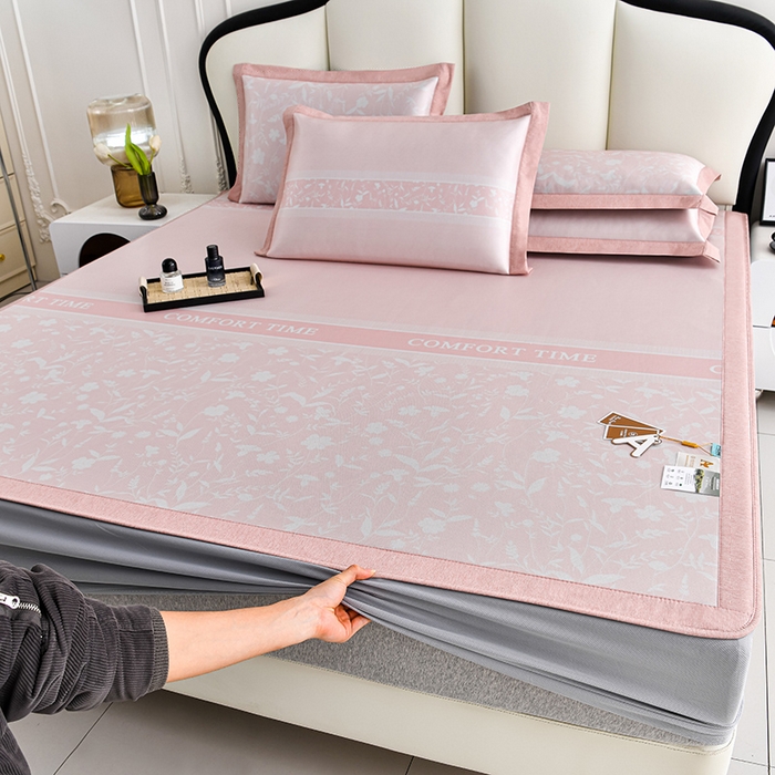 91家纺网 家纺一手货源 找家纺 小牛席业 2026新款加厚款碳光凉感印花冰丝席凉席席子(床笠款） 琉璃叶语-粉色