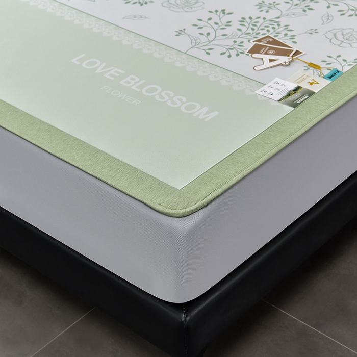 91家纺网 家纺一手货源 找家纺 小牛席业 2026新款加厚款碳光凉感印花冰丝席凉席席子(床笠款） 清新叶语-绿