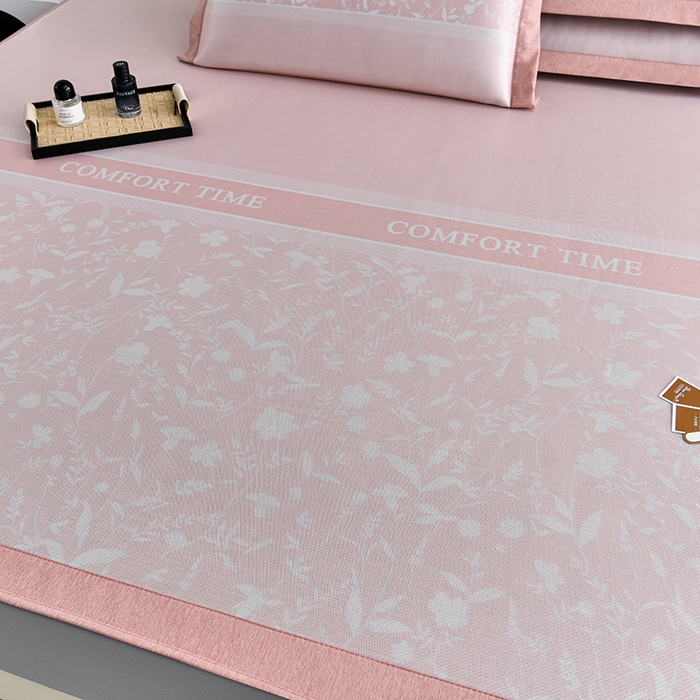 91家纺网 家纺一手货源 找家纺 小牛席业 2026新款加厚款碳光凉感印花冰丝席凉席席子(床笠款） 琉璃叶语-粉色