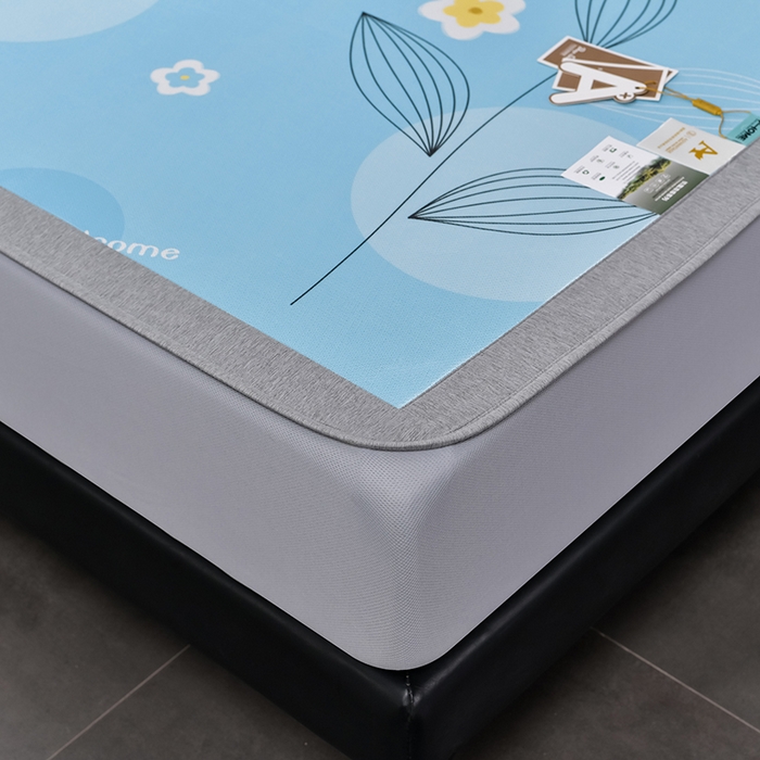 91家纺网 家纺一手货源 找家纺 小牛席业 2026新款加厚款碳光凉感印花冰丝席凉席席子(床笠款） 清凉一夏