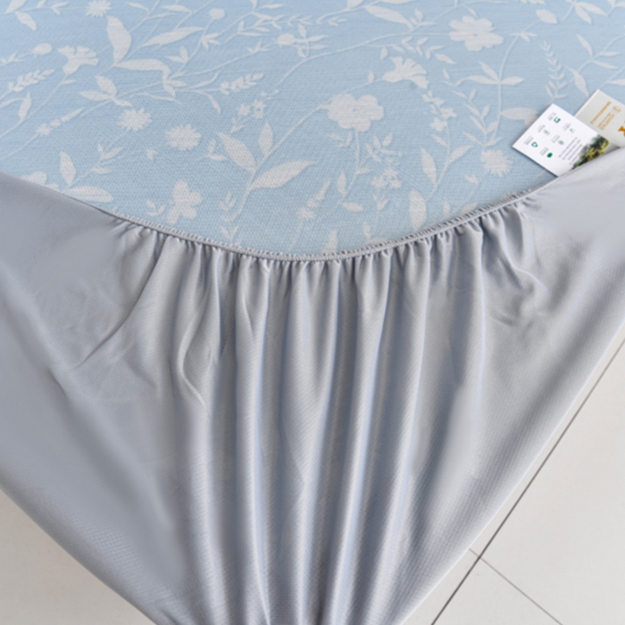 91家纺网 家纺一手货源 找家纺 小牛席业 2026新款加厚款碳光凉感印花冰丝席凉席席子(床笠款） 琉璃叶语-蓝色