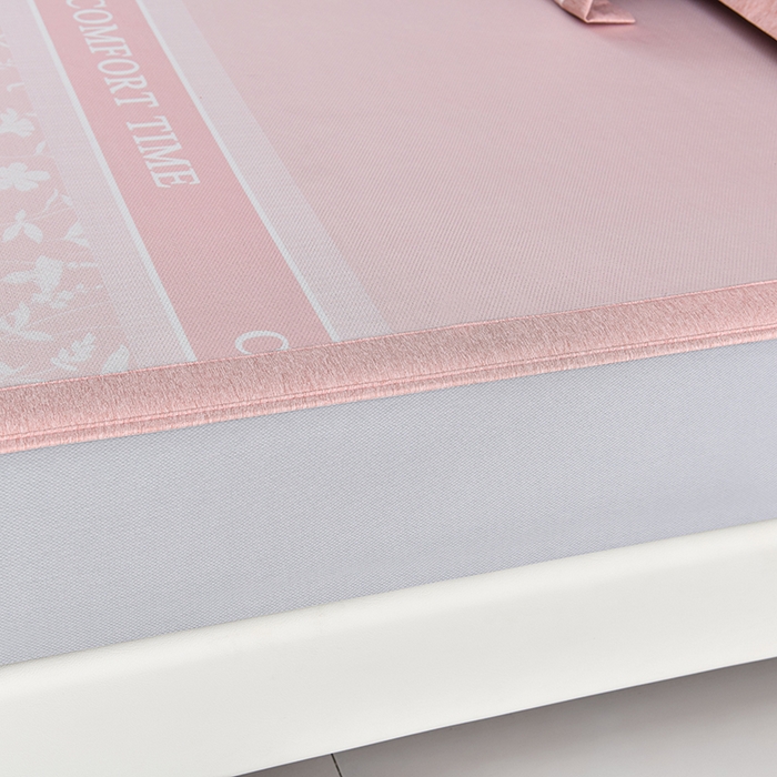 91家纺网 家纺一手货源 找家纺 小牛席业 2026新款加厚款碳光凉感印花冰丝席凉席席子(床笠款） 琉璃叶语-粉色