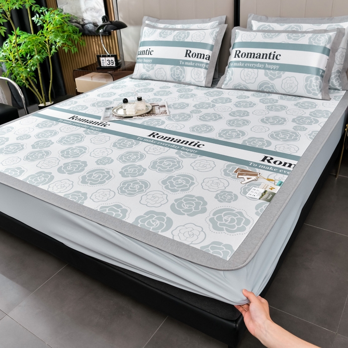 91家纺网 家纺一手货源 找家纺 小牛席业 2026新款加厚款碳光凉感印花冰丝席凉席席子(床笠款） 浪漫山茶花