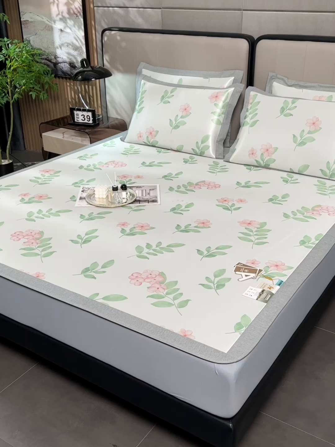 91家纺网 家纺一手货源 找家纺 小牛席业 2026新款加厚款碳光凉感印花冰丝席凉席席子(床笠款） 花间集