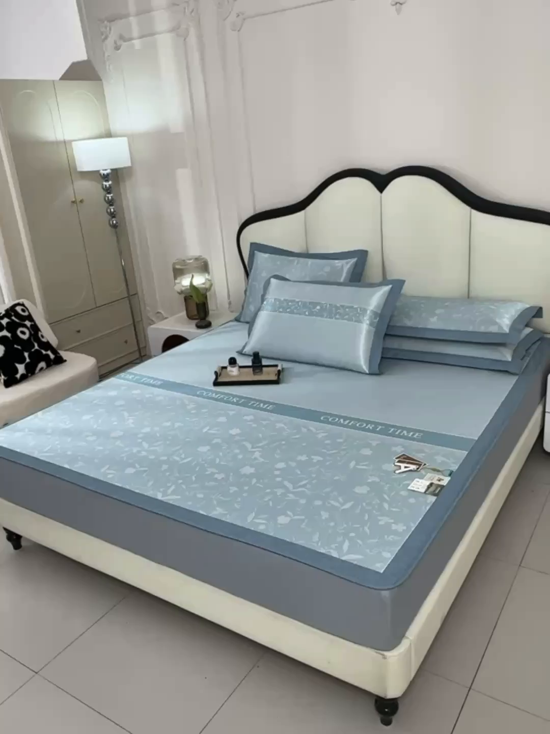 91家纺网 家纺一手货源 找家纺 小牛席业 2026新款加厚款碳光凉感印花冰丝席凉席席子(床笠款） 琉璃叶语-蓝色