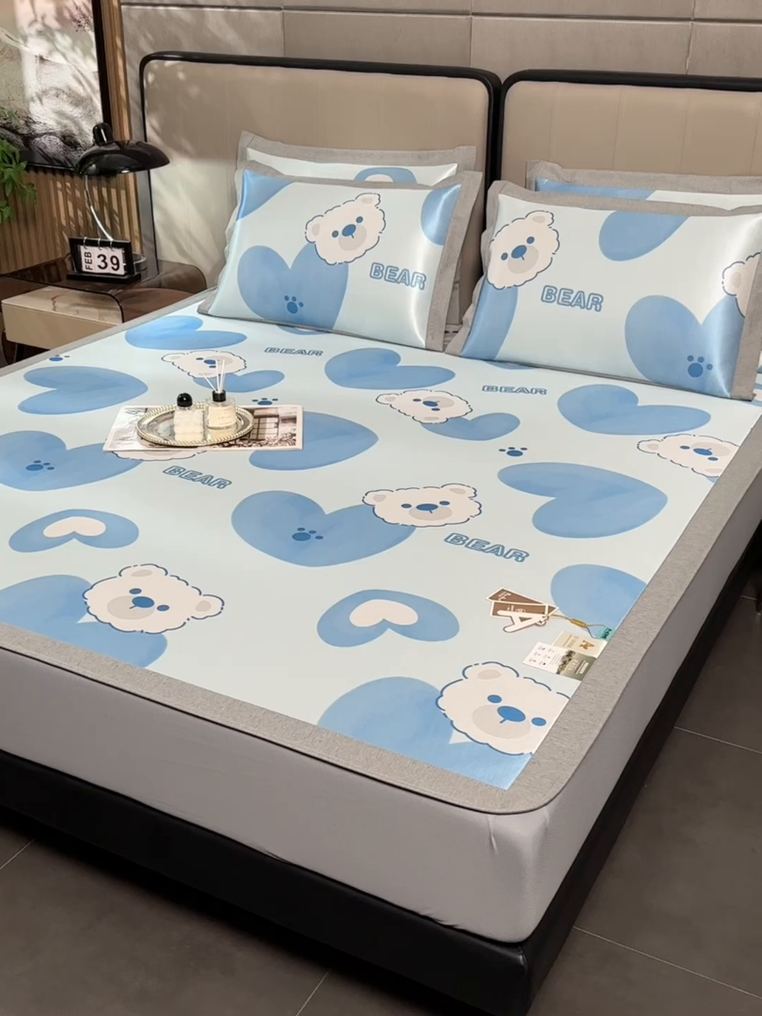 91家纺网 家纺一手货源 找家纺 小牛席业 2026新款加厚款碳光凉感印花冰丝席凉席席子(床笠款） 贝贝熊