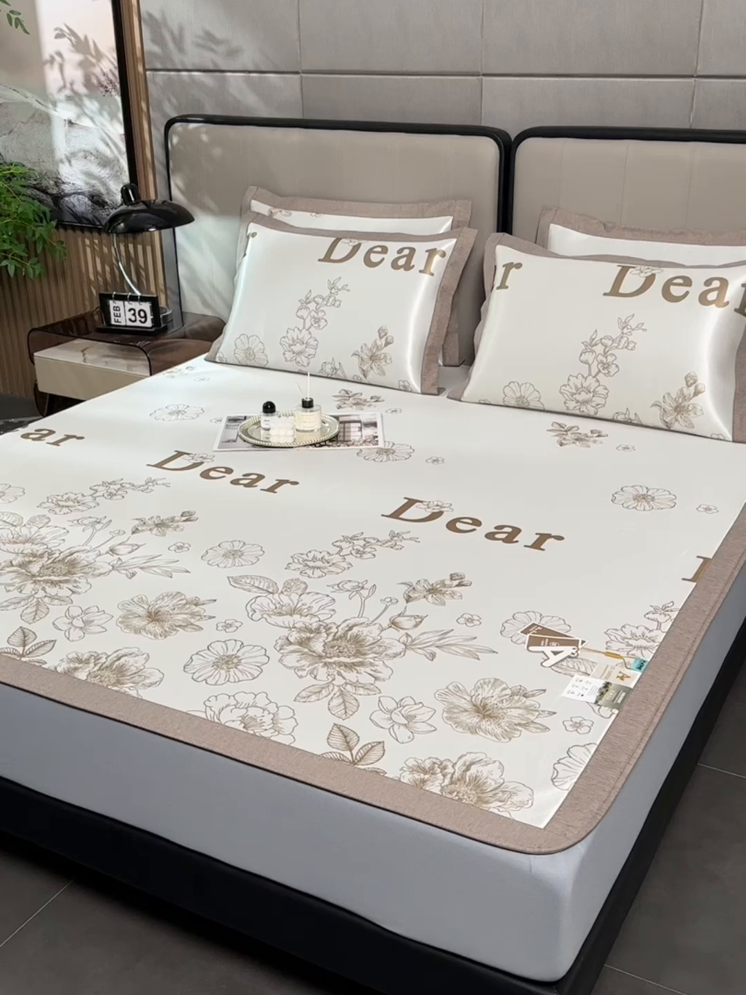 91家纺网 家纺一手货源 找家纺 小牛席业 2026新款加厚款碳光凉感印花冰丝席凉席席子(床笠款） 轻奢赫本