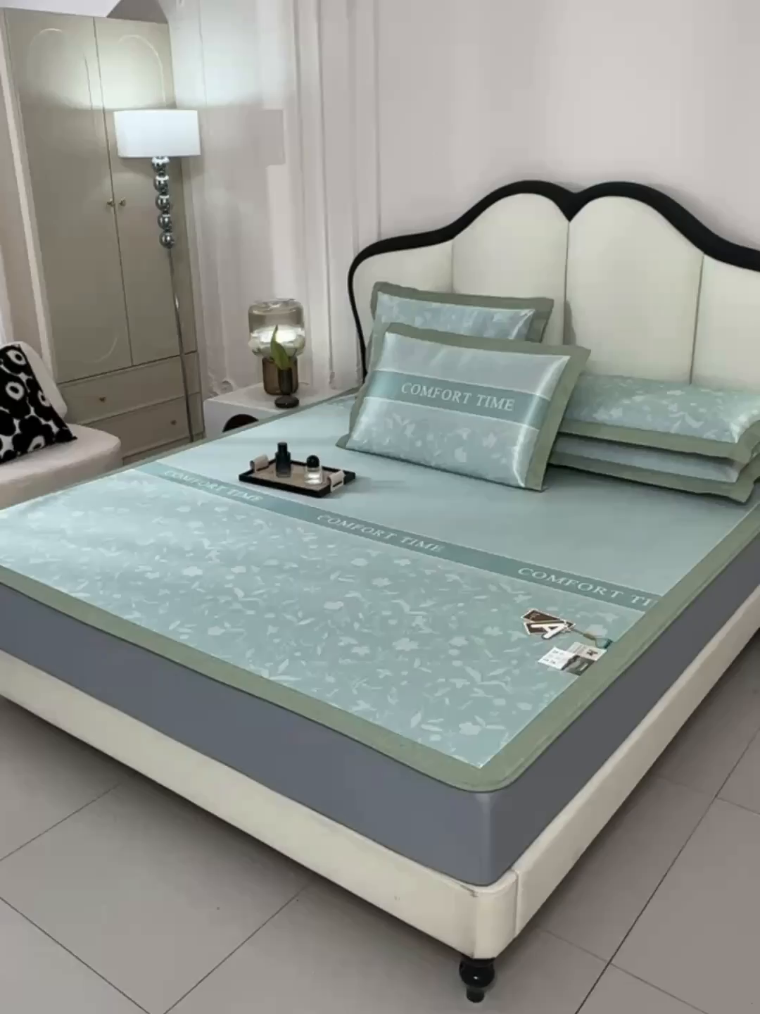 91家纺网 家纺一手货源 找家纺 小牛席业 2026新款加厚款碳光凉感印花冰丝席凉席席子(床笠款） 琉璃叶语-绿色