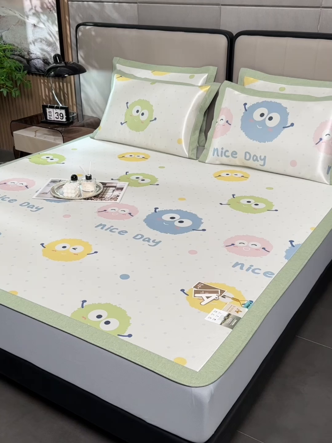 91家纺网 家纺一手货源 找家纺 小牛席业 2026新款加厚款碳光凉感印花冰丝席凉席席子(床笠款） 彩色煤球