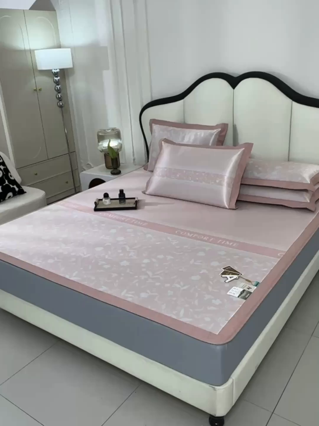 91家纺网 家纺一手货源 找家纺 小牛席业 2026新款加厚款碳光凉感印花冰丝席凉席席子(床笠款） 琉璃叶语-粉色