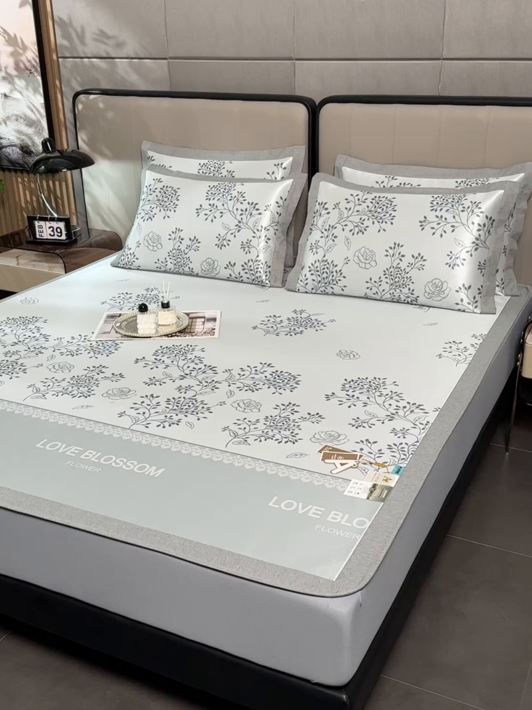 91家纺网 家纺一手货源 找家纺 小牛席业 2026新款加厚款碳光凉感印花冰丝席凉席席子(床笠款） 清新叶语-灰