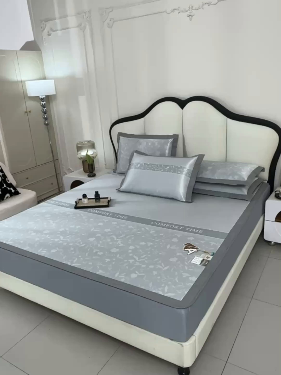 91家纺网 家纺一手货源 找家纺 小牛席业 2026新款加厚款碳光凉感印花冰丝席凉席席子(床笠款） 琉璃叶语-灰色