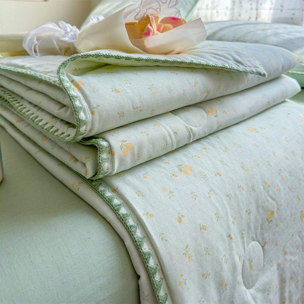 91家纺网 家纺一手货源 找家纺 被窝家纺 2026春夏新款贝壳边全棉双层纱大豆夏凉被空调被夏被四件套 柠檬花