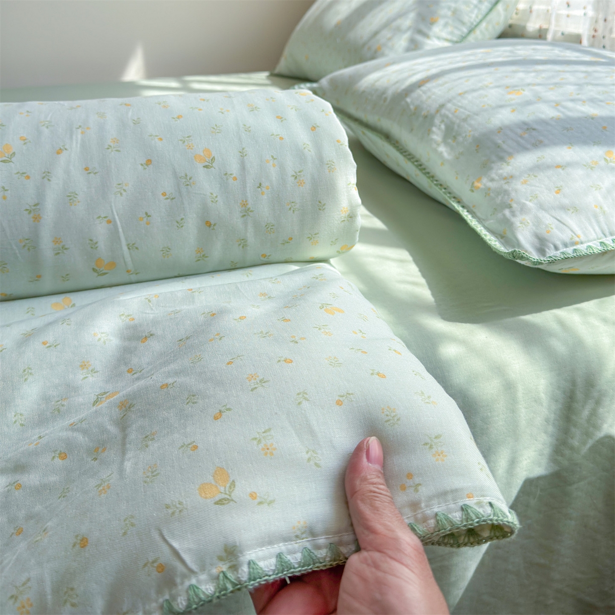 91家纺网 家纺一手货源 找家纺 被窝家纺 2026春夏新款贝壳边全棉双层纱大豆夏凉被空调被夏被四件套 柠檬花