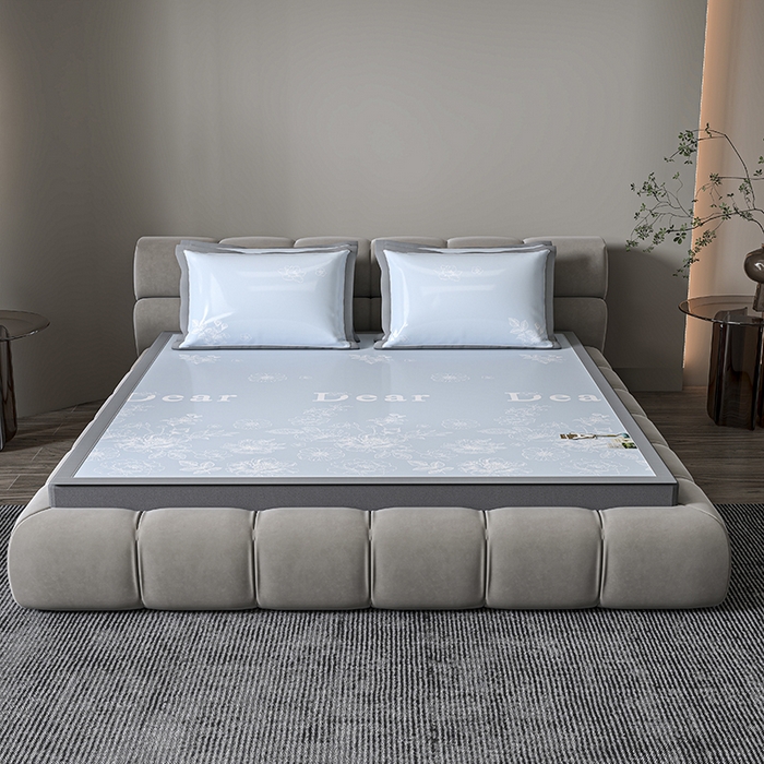 91家纺网 家纺一手货源 找家纺 小牛席业 2026新款PE凉感轻奢赫本提花冰丝席凉席席子 蓝色