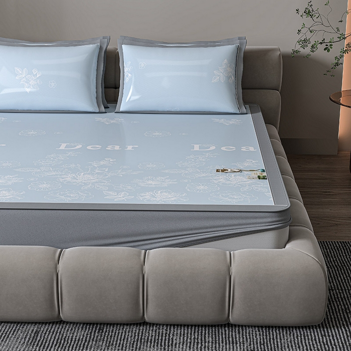 91家纺网 家纺一手货源 找家纺 小牛席业 2026新款PE凉感轻奢赫本提花冰丝席凉席席子（床笠款） 蓝色