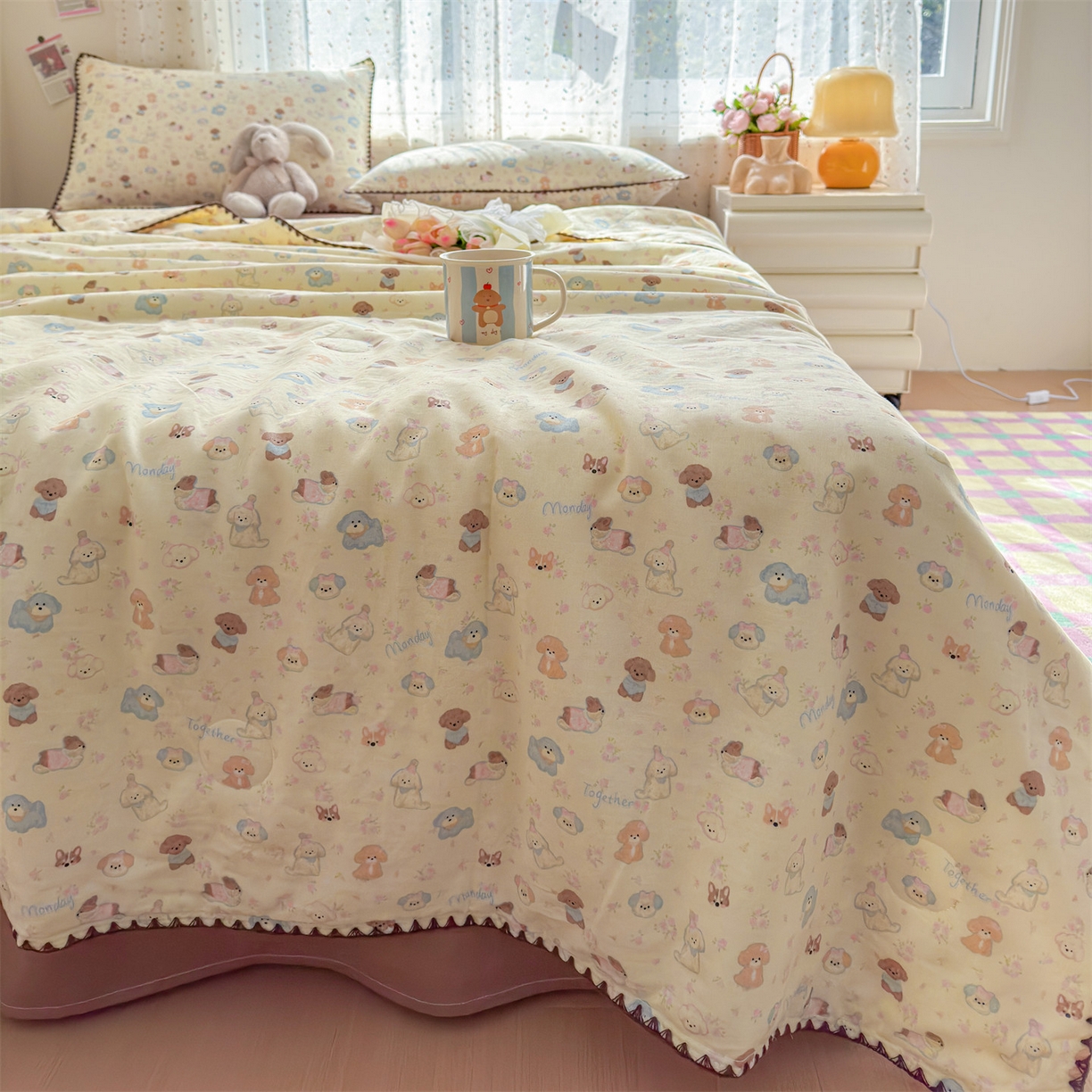 91家纺网 家纺一手货源 找家纺 被窝家纺 2026春夏新款贝壳边全棉双层纱大豆夏凉被空调被夏被四件套 泡芙狗