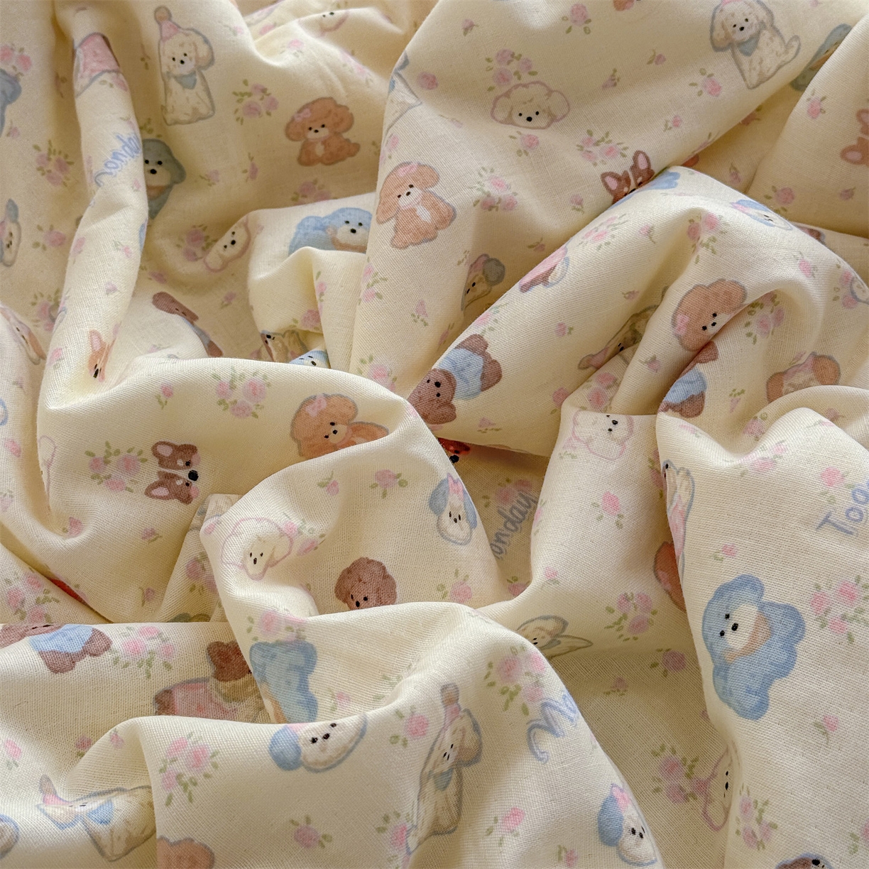 91家纺网 家纺一手货源 找家纺 被窝家纺 2026春夏新款贝壳边全棉双层纱大豆夏凉被空调被夏被四件套 泡芙狗