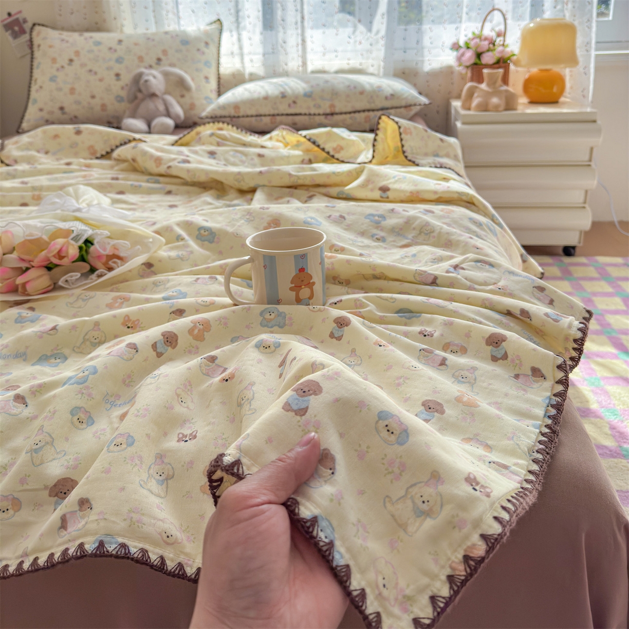 91家纺网 家纺一手货源 找家纺 被窝家纺 2026春夏新款贝壳边全棉双层纱大豆夏凉被空调被夏被四件套 泡芙狗