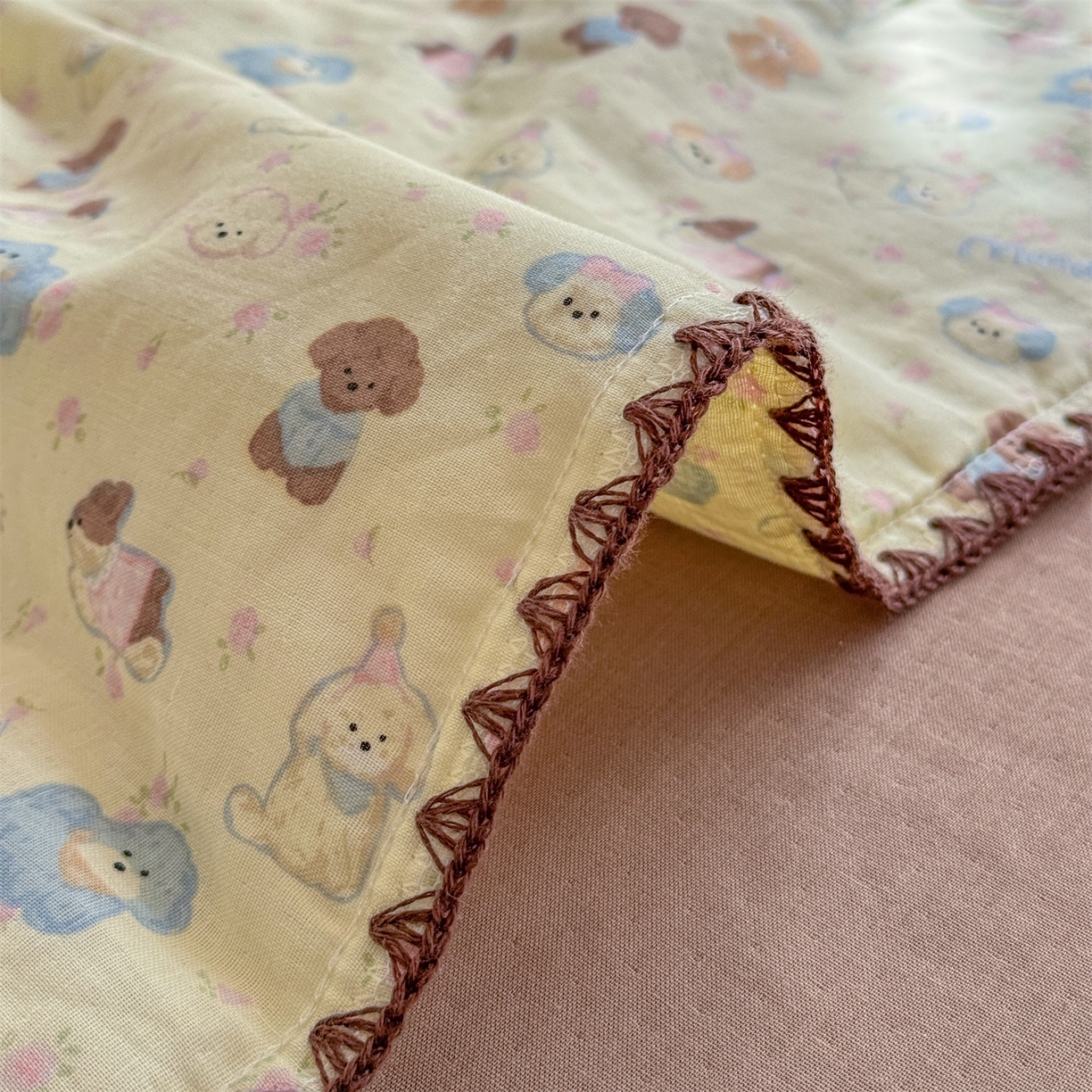 91家纺网 家纺一手货源 找家纺 被窝家纺 2026春夏新款贝壳边全棉双层纱大豆夏凉被空调被夏被四件套 泡芙狗