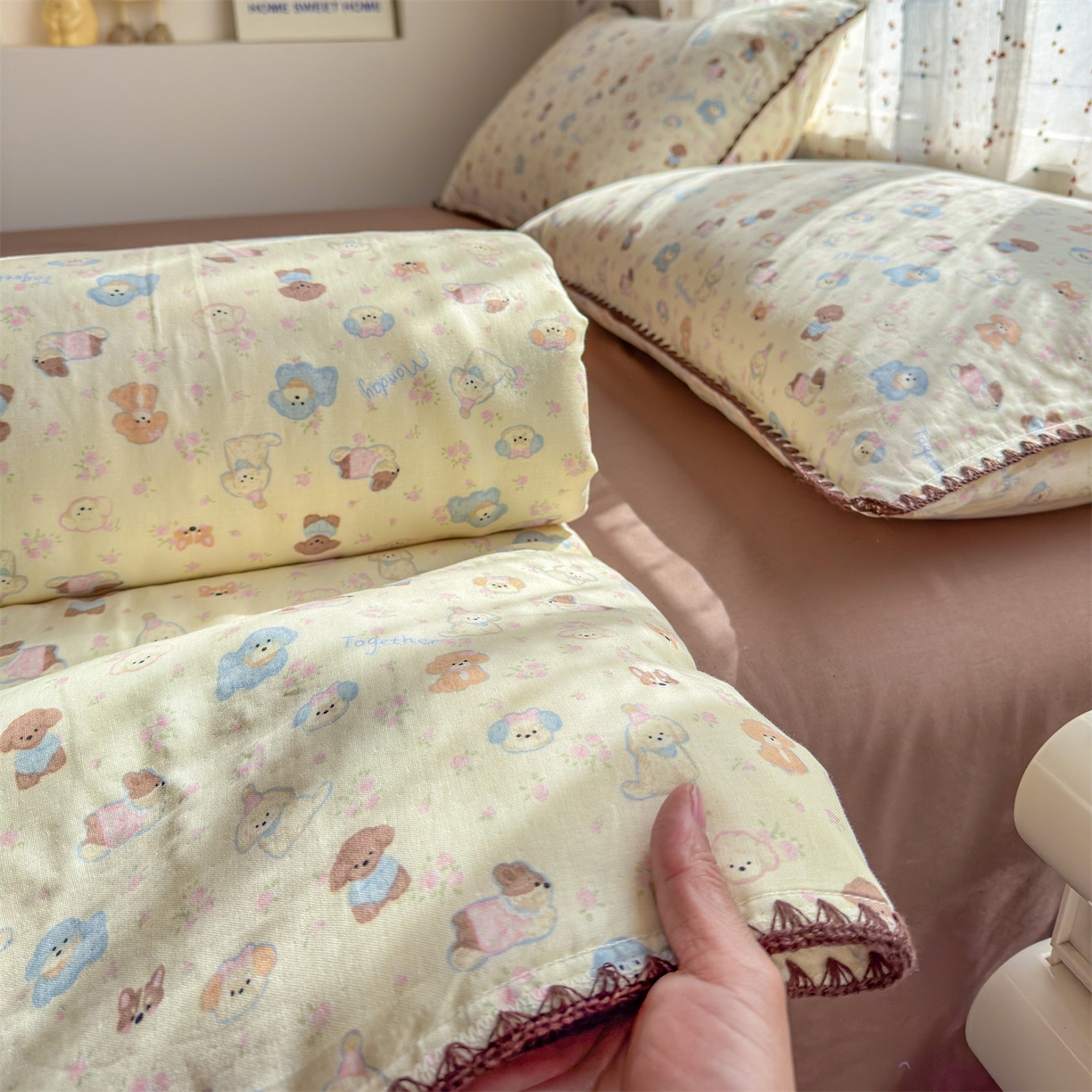 91家纺网 家纺一手货源 找家纺 被窝家纺 2026春夏新款贝壳边全棉双层纱大豆夏凉被空调被夏被四件套 泡芙狗